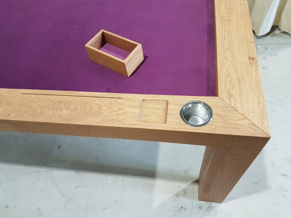 Speeltafel met accessoires in de tafelregel.