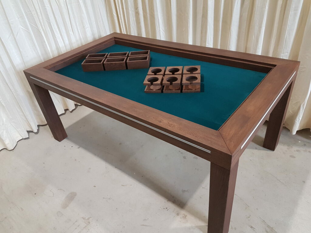 Chocolat board game table met accessoires.