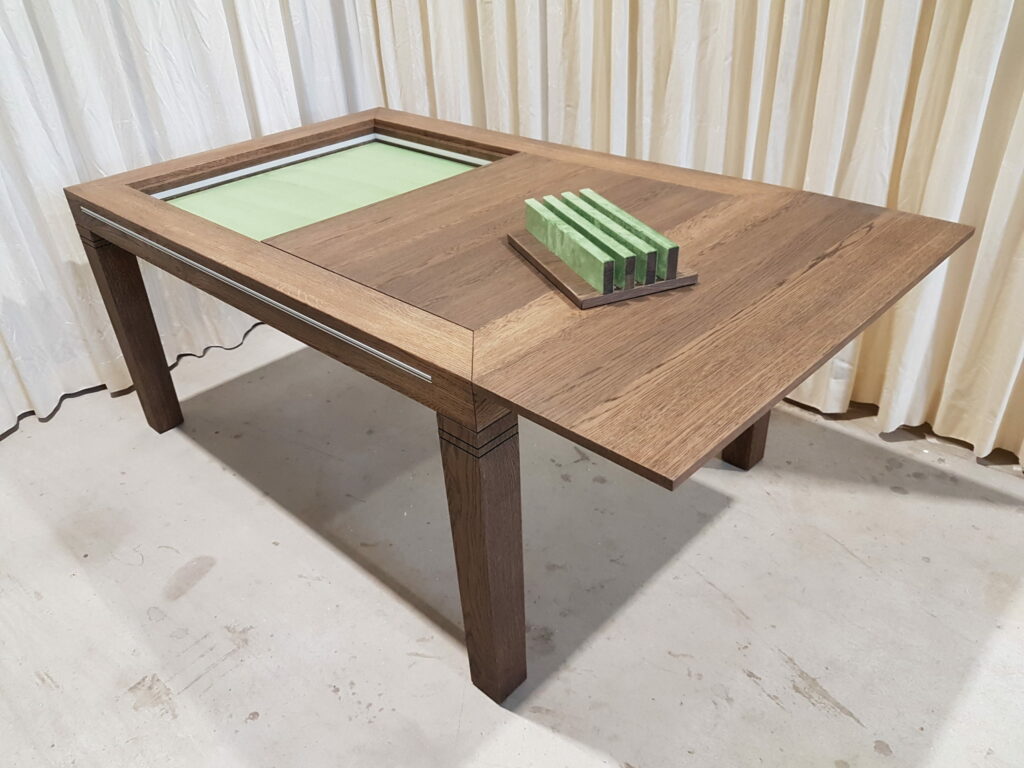 Bordspeltafel met panelenstandaard.