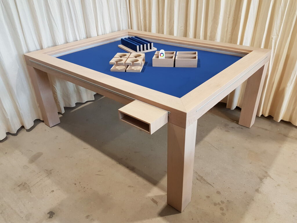 Board game table met accessoires.
