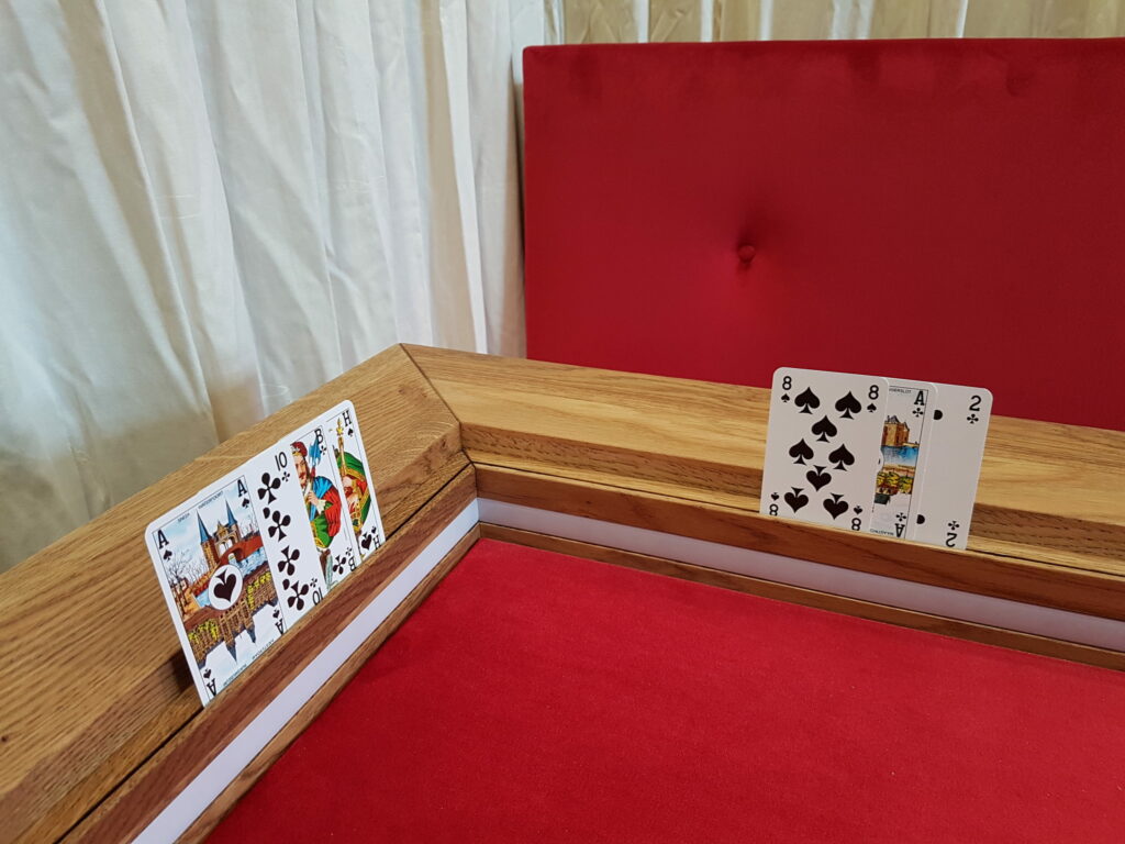Kaarten in kaartengroefje spelletjestafel.