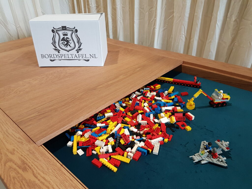 LEGO-tafel, LEGO-table, LEGO-tisch.