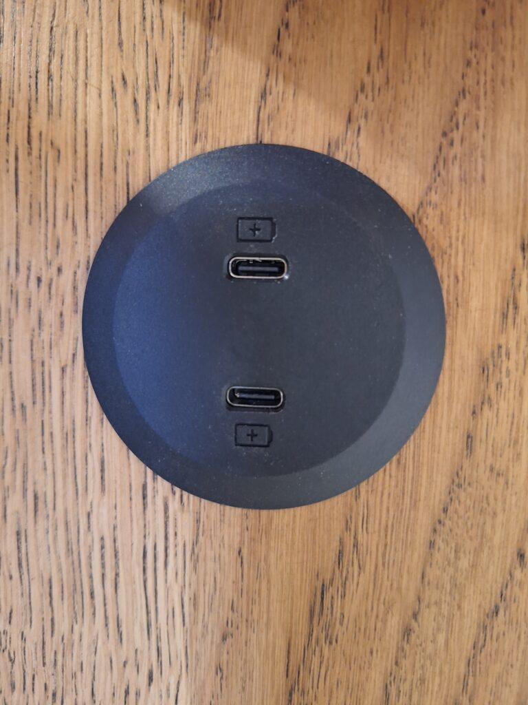 Dubbele USB-C poort in de poot.