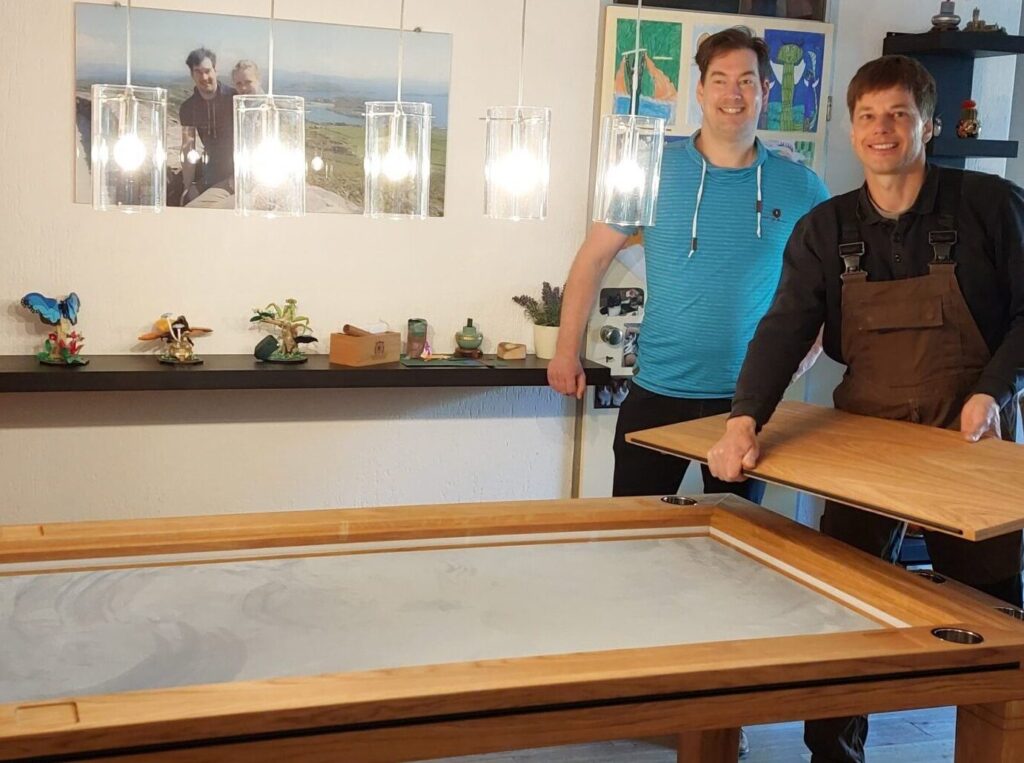 Jeannôt Gerrits komt de nieuwe tafel brengen. Wat een feest.