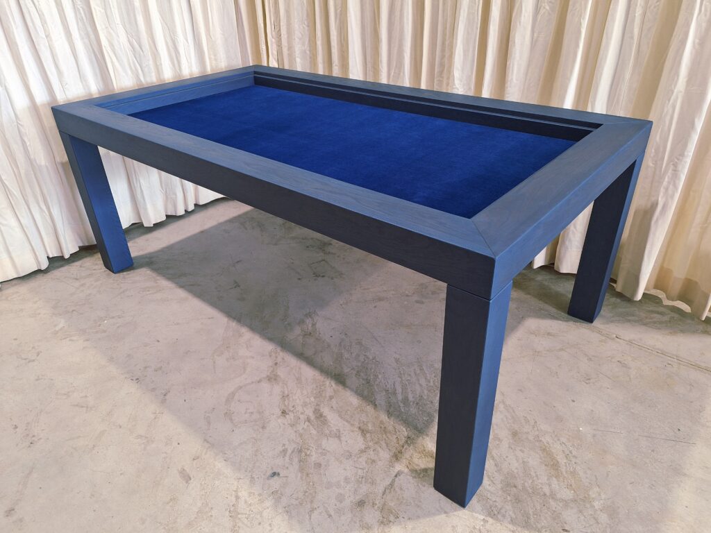 Blauwe spelletjestafel met Marine fluweel. Gamingtafel.