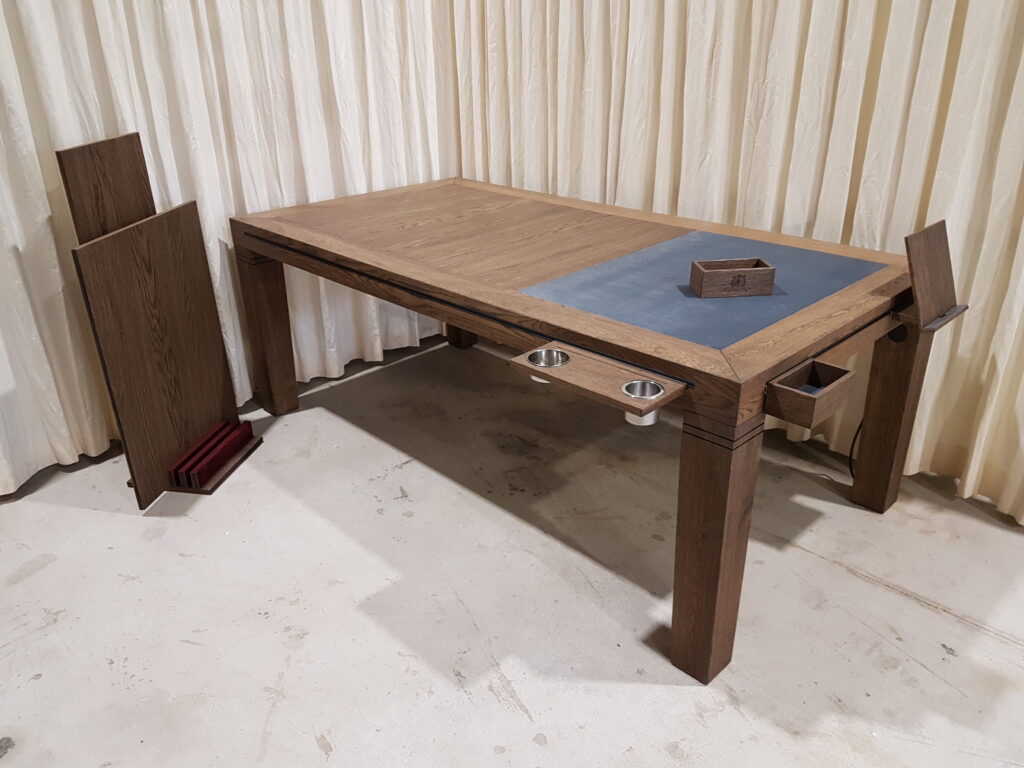 Spelletjestafel met gestoffeerd dekpaneel.