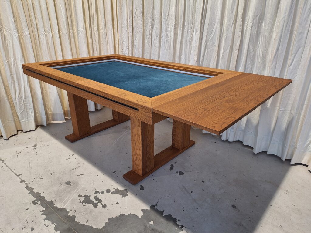 Twee houten poten in het midden, met verlengblad.