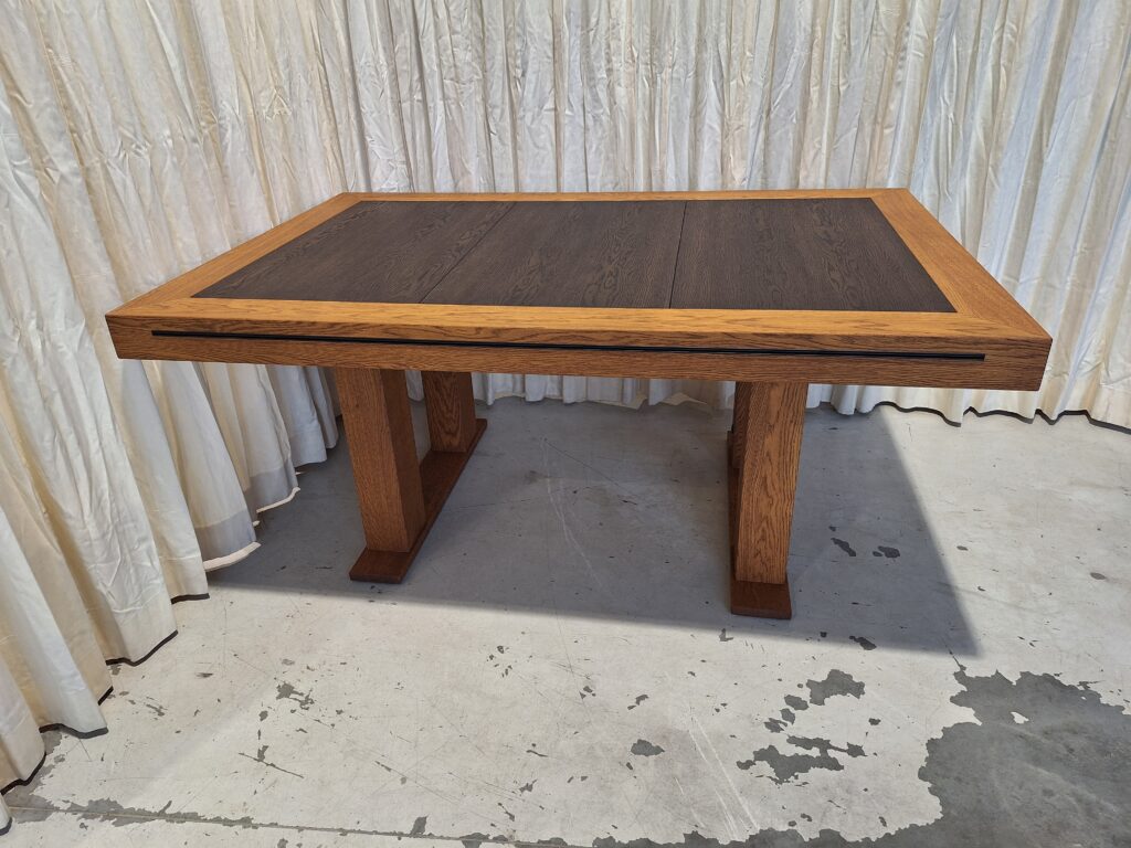 Twee houten poten in het midden.