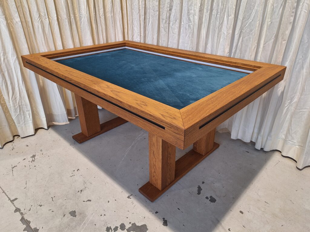 Twee houten poten in het midden.