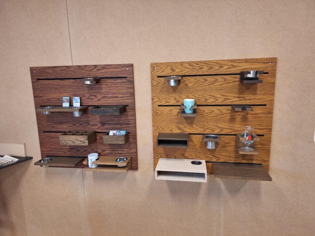 Mooi eikenhouten paneel om de accessoires op te bergen.