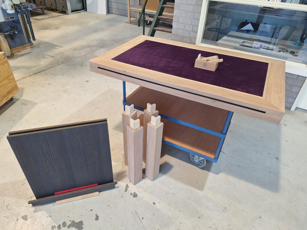 Tafel met bodempaneelverhoogset.