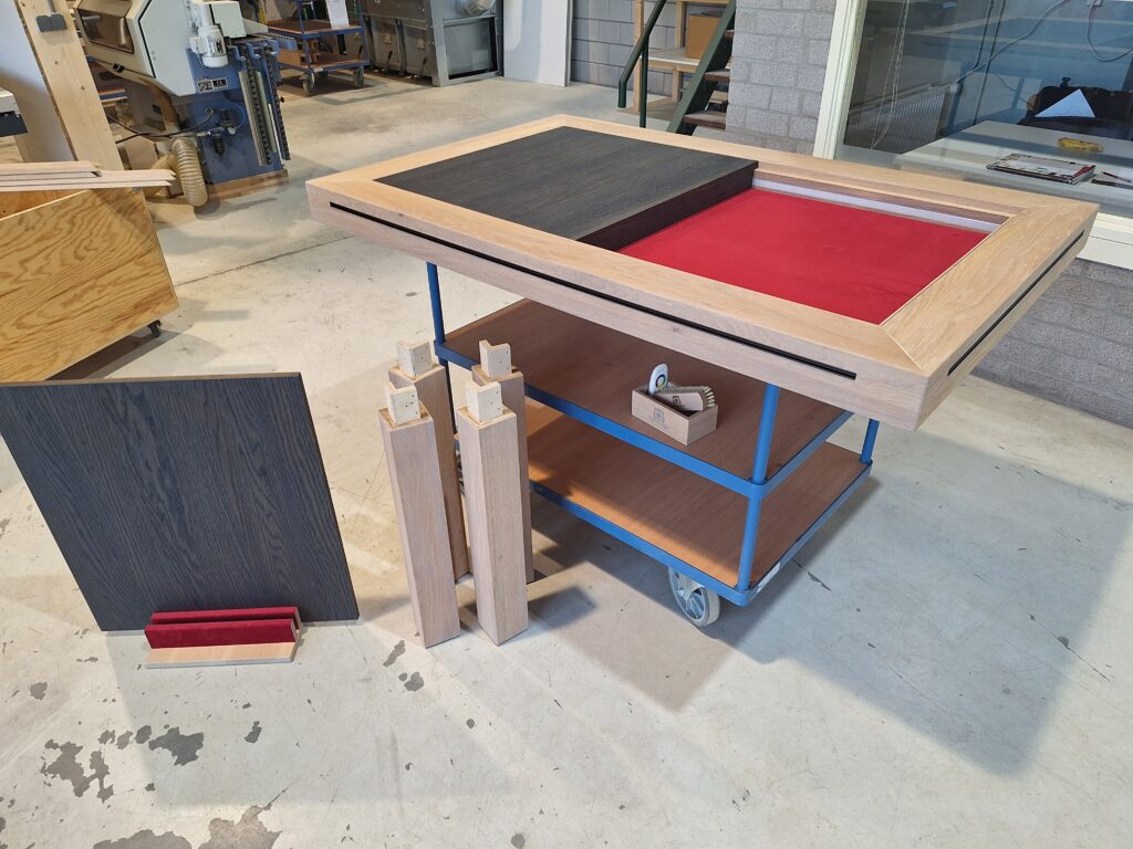 Mooie tafel met 2 dekpanelen en multiecolor ledverlichting.